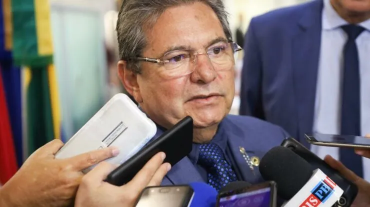 Caso viabilize candidatura ao Governo, Galdino admite que pode lançar filha como sucessora à ALPB em 2026: “Penso sim”