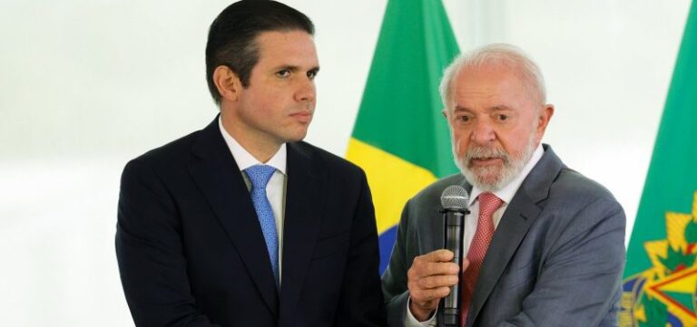 Com derrota na CPMI do INSS, Lula se reúne com Hugo Motta e aliados em Brasília