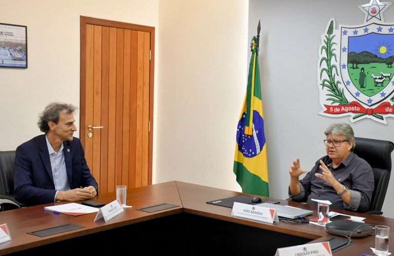 De volta ao trabalho, João se reúne com diretor do COB e destaca investimentos