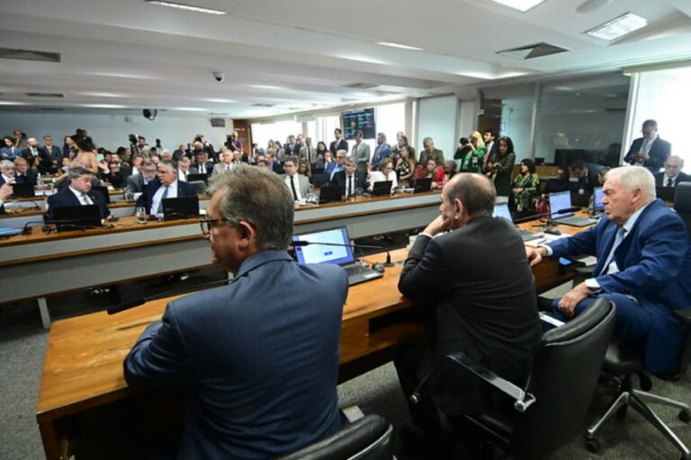Em votação unânime, CCJ do Senado rejeita e enterra PEC da Blindagem