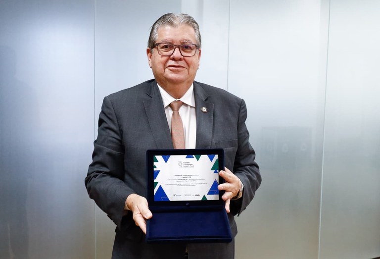 João Azevêdo recebe prêmio pela gestão fiscal da Paraíba