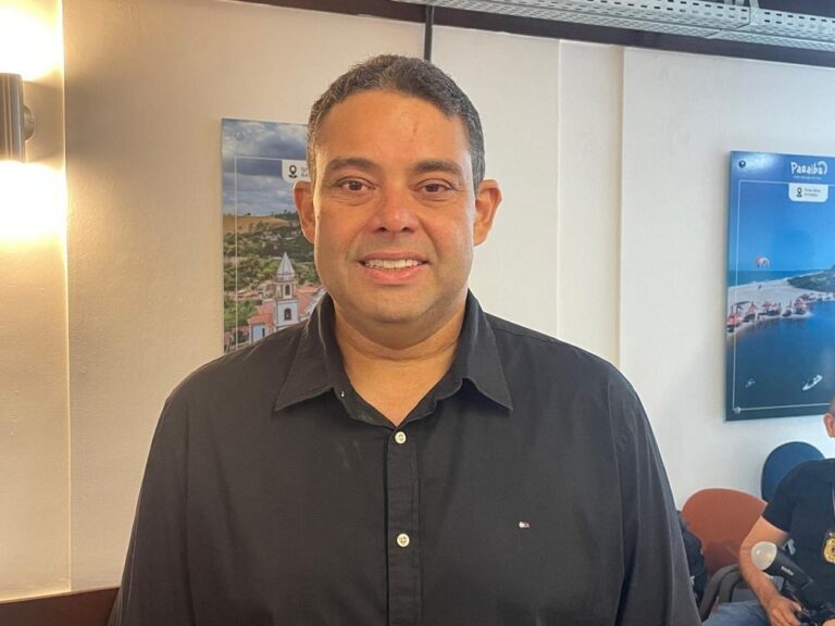 Após declarar apoio a Cícero, João Azevêdo exonera irmão de Diego Tavares e entrega cargo a aliado de Eduardo Carneiro