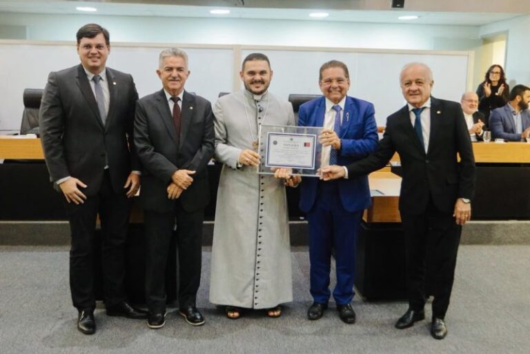 Assembleia Legislativa concede cidadania paraibana ao Padre Mário Costa