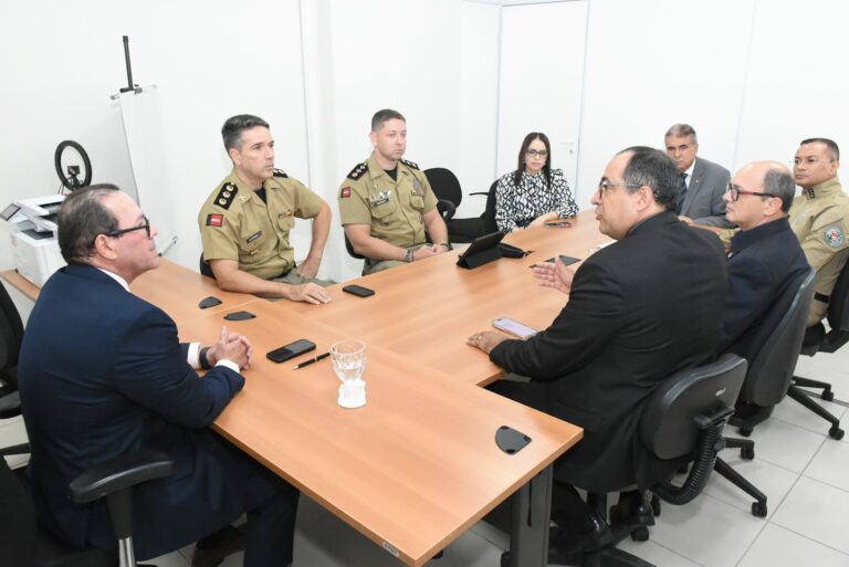 Reunião no Fórum Criminal discute realocação de militares detidos para reforma em batalhão de CG