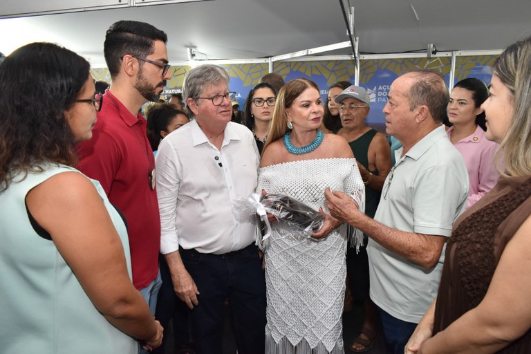 Estande da Seap-PB no 41º Salão do Artesanato: Mulheres da Cooperativa Lotus, egressas do sistema penal, presenteiam personalidades com nécessaires