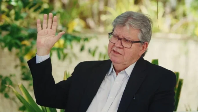 João Azevêdo entrega premiação aos vencedores do Professor Nota 1000 e Escola Nota 1000 nesta quarta-feira