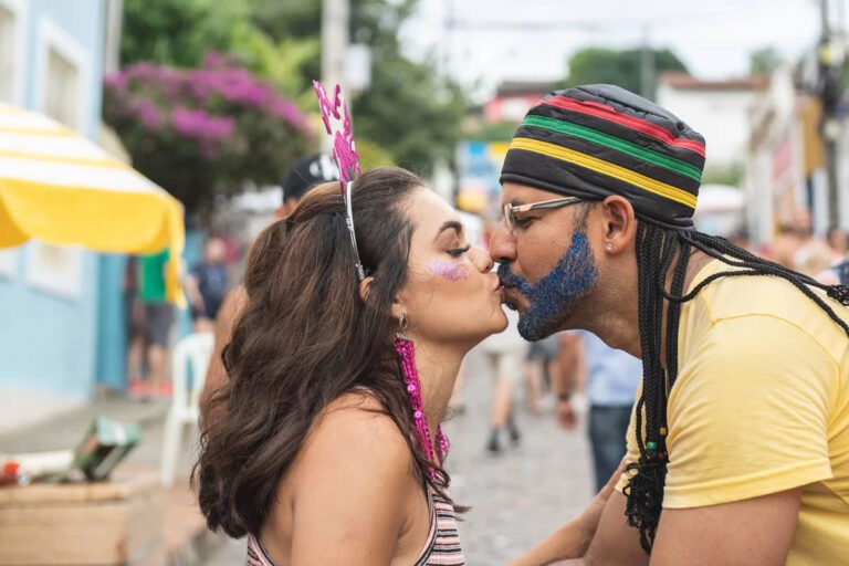 Vale Carnaval: abrir o relacionamento para a folia é uma boa ideia?