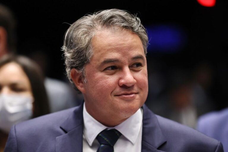 Efraim fará evento com Flávio Bolsonaro em João Pessoa e vê espaço para filiação ao PL
