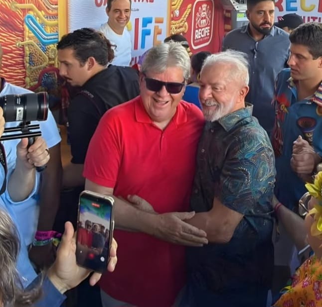 João Azevêdo participa do Galo da Madrugada ao lado de Lula e João Campos no Recife