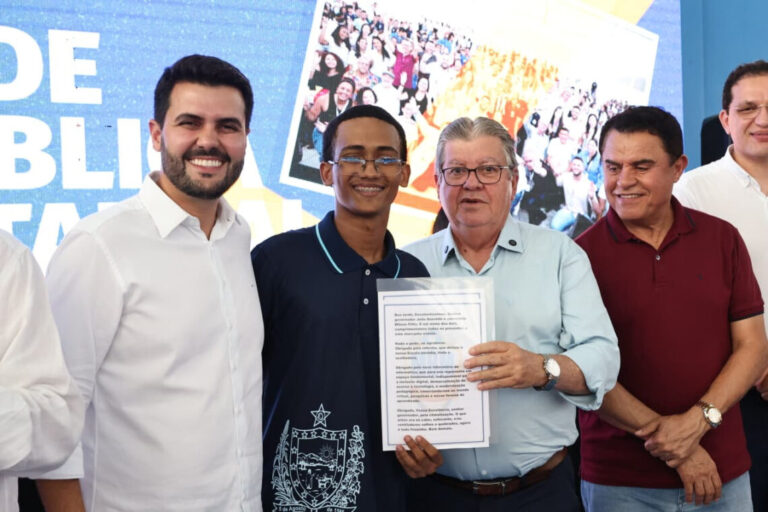 João Azevêdo entrega escola em Mangabeira e destaca investimentos do Governo da Paraíba na educação