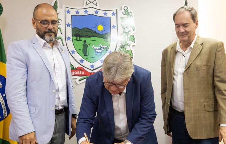 João Azevêdo assina convênio para instalação de fábrica do Lifesa em Caaporã para fornecer medicamentos ao SUS