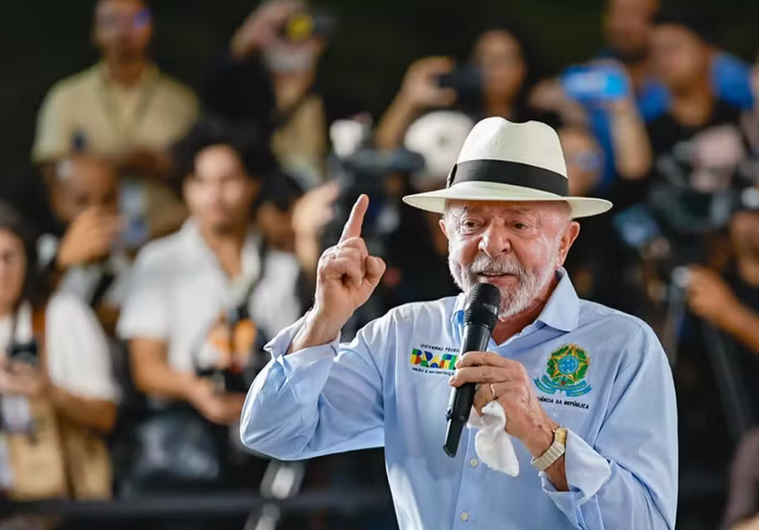 Lula diz que esquerda terá de usar verde e amarelo na Copa ‘para não deixar cores do Brasil serem tomadas’
