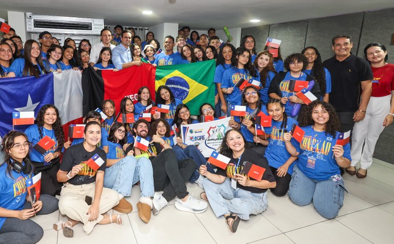 Governador Lucas Ribeiro participa de pré-embarque de 59 estudantes da rede estadual para o Chile pelo Conexão Mundo