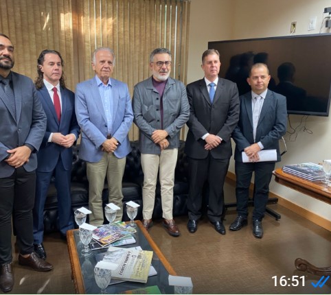 Ao lado de prefeitos, Veneziano vai ao Ministério da Defesa solicitar apoio do Exército na recuperação de estradas obstruídas após as chuvas
