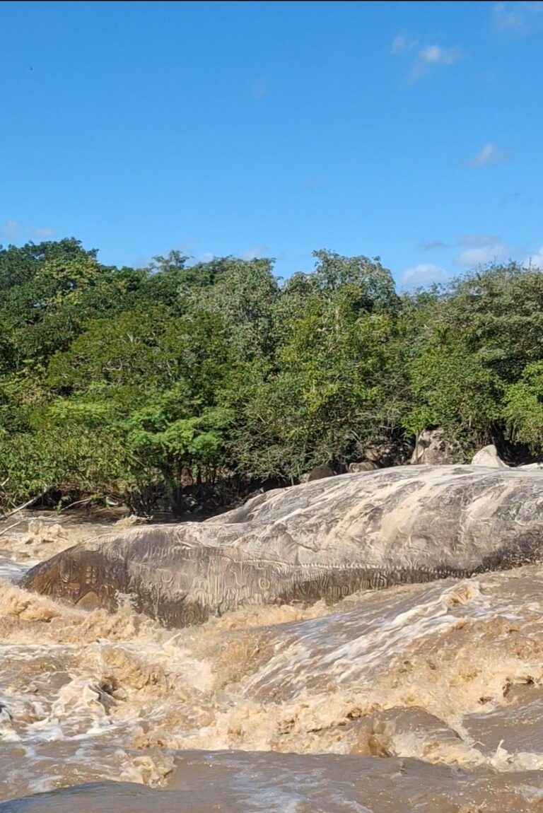 Fortes chuvas provocam cheia do Rio Ingá e impressionam visitantes na Pedra do Ingá