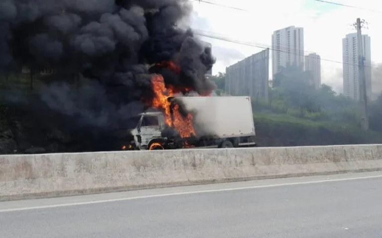 Caminhão pega fogo na BR-230, na saída de Campina Grande, e mobiliza Bombeiros e PRF
