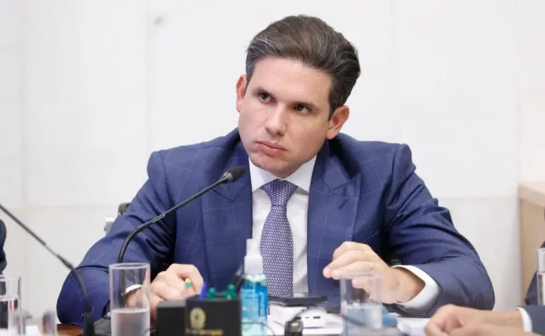 PF acha diálogos de Hugo Motta pedindo empréstimo a Vorcaro
