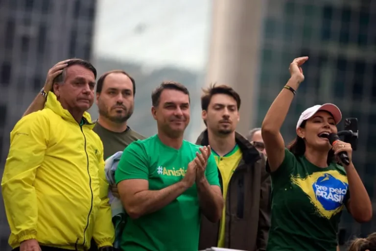 A briga de Michelle não é com Flávio Bolsonaro