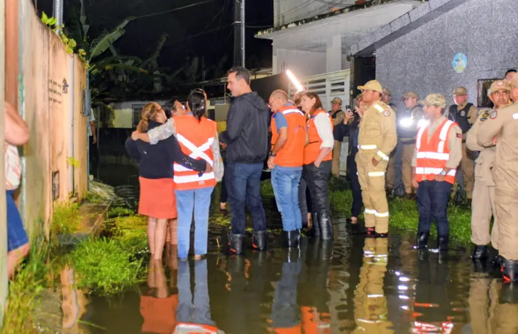 Governador Lucas Ribeiro visita comunidades afetadas pelas chuvas e determina providências na Paraíba
