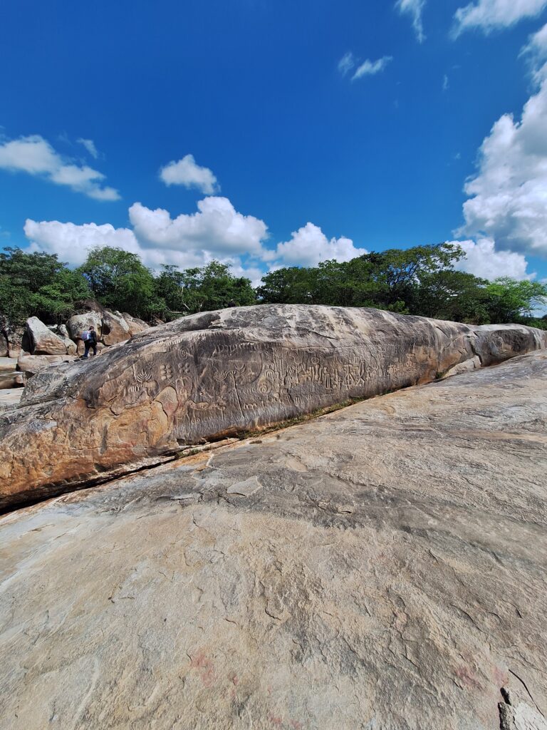 Visite o Parque Arqueológico Pedra do Ingá e conheça o Museu de história natural e Salão de Artesanato