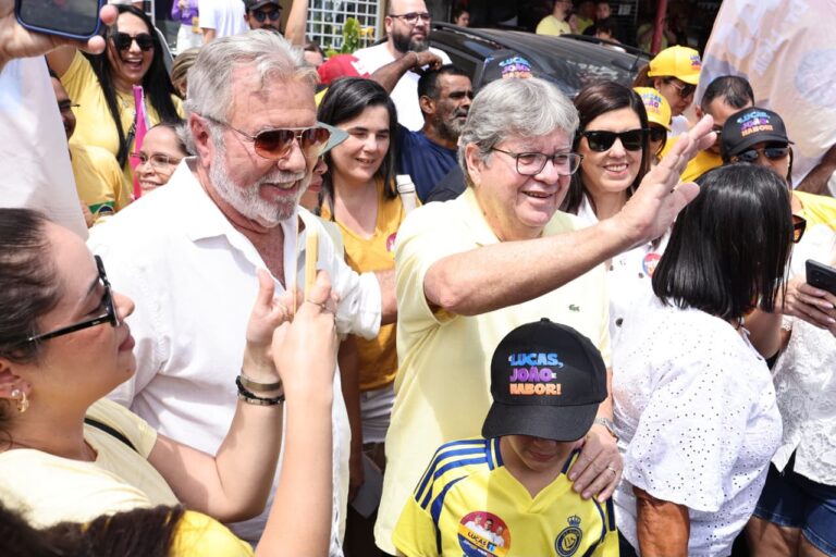 João inicia campanha ao Senado com bandeiraço em bairros de João Pessoa