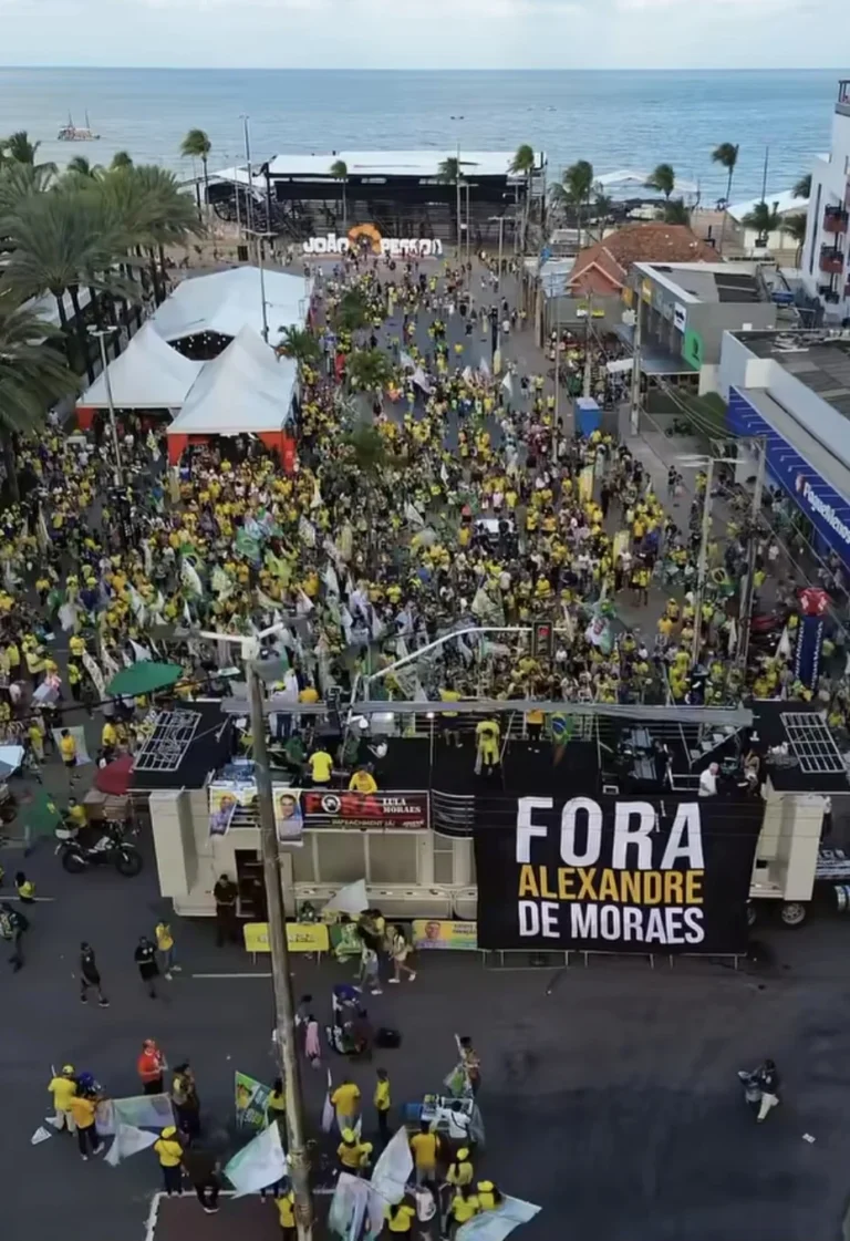 7 de Setembro: ato da direita reúne centenas no Busto de Tamandaré e exibe faixa contra Alexandre de Moraes