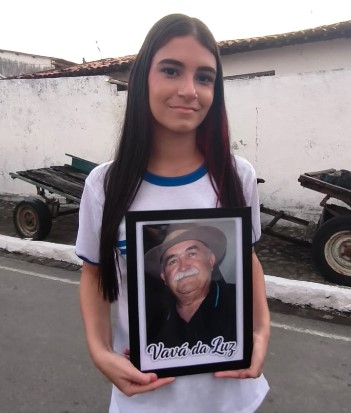 “QUEM QUISER FAZER POR MIM, QUE FAÇA AGORA” – PROFESSORA HERCÍLIA HOMENAGEIA VAVÁ DA LUZ EM VIDA NA ESCOLA MAJOR E EMOCIONA FAMILIARES E AMIGOS