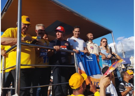 GOVERNADOR LUCAS RIBEIRO RECEBE CAMISA DAS ITACOATIARAS EM INGÁ E AGRADECE A VAVÁ DA LUZ~