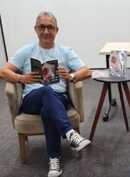 TA VINDO LIVRO POR AÍ  (Poeta Raniery Abrantes)