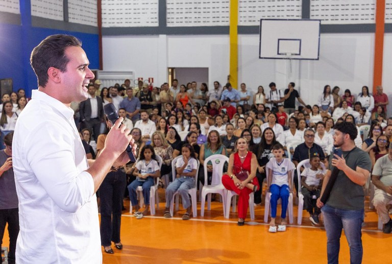 Lucas Ribeiro inaugura ginásio em Patos e acompanha avanços na saúde com novos equipamentos