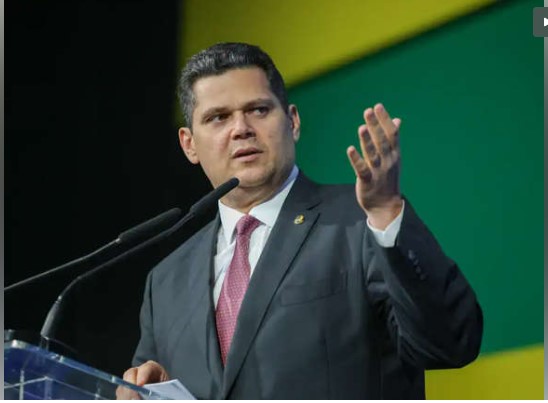 Urgente! Acolumbre se recusa a cumprir ordem judicial do ministro Fux relacionada a Moraes e filho de Lula
